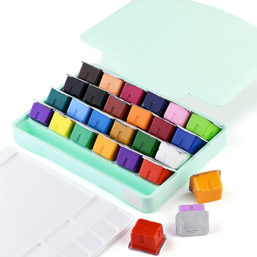 Fuumuui Ensemble de peinture gouache, 24 godets de couleurs individuelles vibrantes de 30 ml dans un étui de rangement vert menthe ouvert avec une palette de mélange blanche.