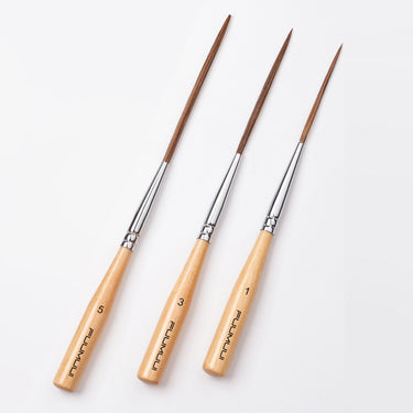 Ensemble de 3 pinceaux longs Fuumuui avec poils bruns fins, manches en bois et viroles argentées, montrant les tailles 1, 3 et 5.