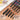 Fuumuui 5-teiliges Set professioneller Aquarellpinsel mit komfortablen Holzgriffen, Eichhörnchenhaarborsten und Aluminiumzwingen, neben einer Aquarellfarbenpalette.