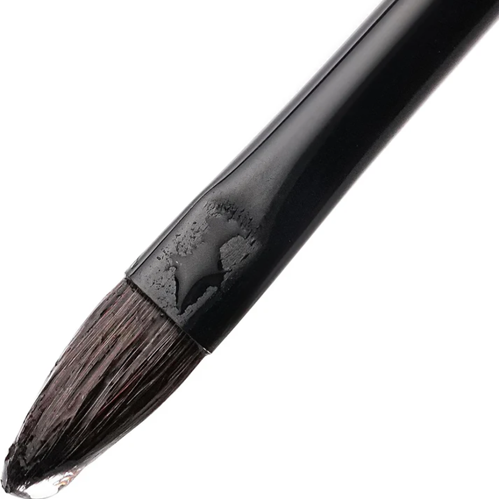 A wet Fuumuui watercolor brush tip with a water droplet, showing premium squirrel hair and excellent liquid holding capacity for artists.