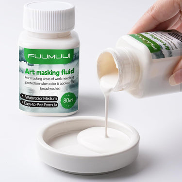 Liquide de masquage artistique Fuumuui 80 ml (2,7 oz liq. US) versé de la bouteille, mettant en évidence son milieu aquarelle et sa formule facile à peler.