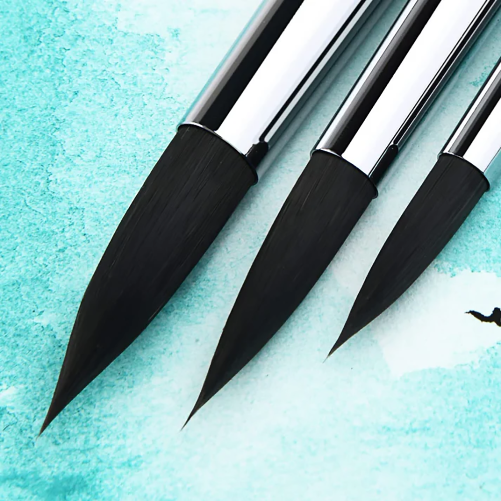 Close-up shot of the Fuumuui professional watercolor brush set on the green background.