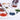 Pinceau de détail Fuumuui trempant dans la peinture sur une palette, un outil polyvalent pour créer des œuvres d'art miniatures et des peintures à l'aquarelle détaillées.