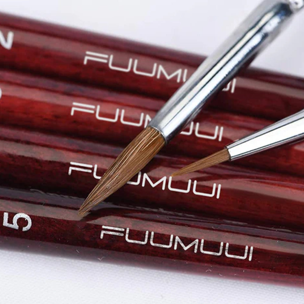 Fuumuui detail brushes' fine round point and high-quality red sable hair perfect for precise lines and tiny details.