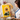 Femme peignant un tournesol vibrant sur toile à l'aide d'un pinceau à poils de porc naturels professionnel Fuumuui de son ensemble, avec une palette d'artiste.