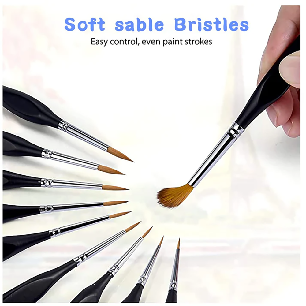 A Fuumuui detail brush with soft sable bristles, easy control and even paint strokes, alongside other sizes.
