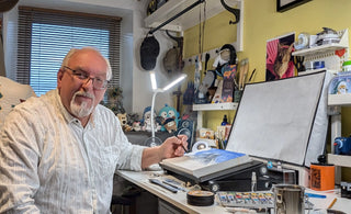 John Kimbley-Henry dipinge acquerelli nel suo studio.