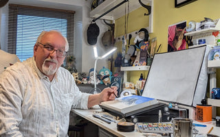 John Kimbley-Henry dipinge acquerelli nel suo studio.