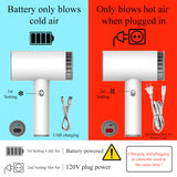 Fuumuui Souffleur d'art à double mode et petit sèche-cheveux de voyage démontrant l'air froid alimenté par batterie avec chargement USB et l'air chaud enfichable avec cordon d'alimentation 120V.