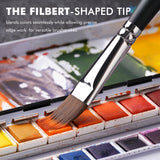 Pennello filbert sintetico a doppio strato Fuumuui immerso in vivace pittura ad acquerello arancione, che mostra la punta versatile ideale per acquerelli e forniture artistiche acriliche.