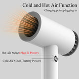 Fuumuui Souffleur d'art à double mode, petit sèche-cheveux de voyage, montrant la fonction d'air chaud avec alimentation enfichable et la fonction d'air froid avec alimentation par batterie.