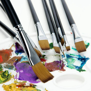Fuumuui 9er-Set professioneller flacher Acrylfarbenpinsel mit Nylonhaar auf einer Palette mit bunter Farbe.