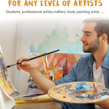 Fuumuui professioneller flacher Acrylpinsel mit Nylonhaar, der von einem lächelnden männlichen Künstler verwendet wird, der mit einer bunten Palette auf Leinwand malt.