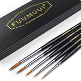 Fuumuui 5er-Set professionelle Kolinsky Zobel Detailpinsel mit feinen Spitzen, präsentiert neben der Fuumuui Künstlerpinsel-Box.