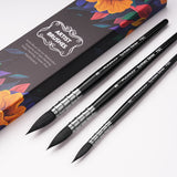 Set di 3 pennelli per acquerello Fuumuui, con pelo di scoiattolo sintetico di alta qualit¨¤ per un flusso di colore fluido e un controllo preciso. L'immagine mostra i pennelli artistici n. 8, n. 6 e n. 2 con manici neri e ghiere argentate, insieme alla confezione Fuumuui Art Supplies con motivi floreali.