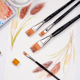 Quattro pennelli a pettine piatti disposti accanto a un dipinto di erbe alte e ruvide, che dimostrano la capacit¨¤ del pennello di creare effetti naturali.