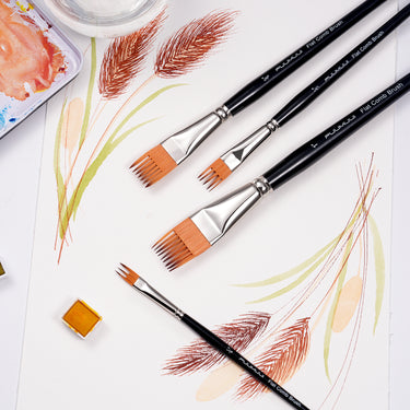 Quattro pennelli a pettine piatti disposti accanto a un dipinto di erbe alte e ruvide, che dimostrano la capacit¨¤ del pennello di creare effetti naturali.