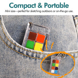 Fuumuui Mini, tragbare Aquarellfarben-Palette mit bunten Farbnäpfen, kompakt in eine Jeanshosentasche gesteckt für Reisen und Kunst unterwegs.