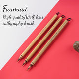 Fuumuui 3-teiliges Aquarellpinsel-Set mit einer Mischung aus natürlichem Wiesel- & Kaninchenhaar, kurzen Spitzen für Präzision und Kontrolle, mit Holzgriffen auf einem roten und weißen Hintergrund.