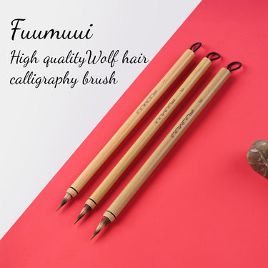 Fuumuui 3-teiliges Aquarellpinsel-Set mit einer Mischung aus natürlichem Wiesel- & Kaninchenhaar, kurzen Spitzen für Präzision und Kontrolle, mit Holzgriffen auf einem roten und weißen Hintergrund.