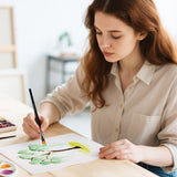 Un artista sta usando un pennello professionale in setole di nylon per dipingere la texture di un albero.