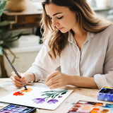 Un artista utilizza un pennello per acquerello Fuumuui da un set di peli di scoiattolo sintetici di alta qualit¨¤ per dipingere fiori vivaci, mostrando un flusso di colore uniforme e un controllo preciso. Fuumuui Art Supplies.