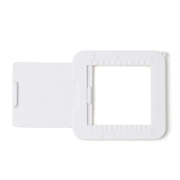 White plastic adjustable viewfinder tool with aspect ratio markings for framing and composition, ideal for professional artists and beginners working with watercolor, acrylic, or oil paint.