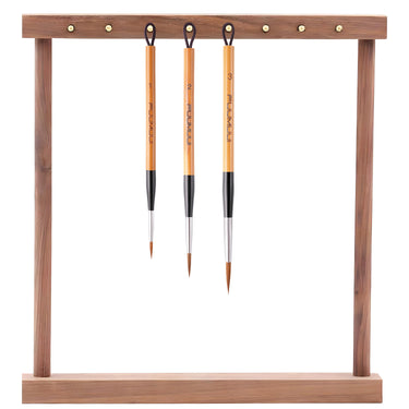 Fuumuui Wolfshaar Kalligraphie Pinsel Set mit 3 Stück, Natürliche Bambusgriffe und Anti-Shedding Messingzwingen auf einem hölzernen Ausstellungsstand.