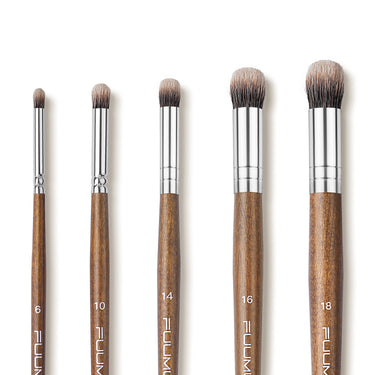 Ensemble de 6 pinceaux ronds en dôme de poils de blaireau Fuumuui pour artistes professionnels, avec manches en bois naturel, viroles argentées et différentes tailles rondes en dôme (6, 10, 14, 16, 18), offrant précision et contrôle pour les fournitures d'art Fuumuui.