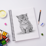 Fuumuui Mixed Media Skizzenbuch A4, spiralgebunden, mit einer detaillierten Bleistiftzeichnung eines flauschigen Kätzchens auf seinem Mixed-Media-Papier. Umgebendes Fuumuui-Künstlermaterial wie Aquarellfarben, ein Bleistift und ein Radiergummi unterstreichen seine Vielseitigkeit für Künstler.