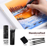 Fuumuui 15er-Set professioneller Nylonhaarpinsel für präzises Malen, gezeigt im Einsatz auf einer detaillierten Winterlandschaft und präsentiert als komplettes Set in einem zylindrischen Halter mit einer Aufbewahrungstasche.