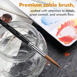 Fuumuui Svetlin Sofroniev Master’s Set Ultimate Collection Premium-Zobelpinsel, Größe 10, in einem Wasserglas neben einer Aquarellpalette, was seine großartige Kontrolle und den reibungslosen Fluss für detaillierte Kunstwerke hervorhebt.