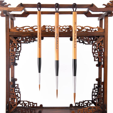 Fuumuui Art Supplies: Un ensemble de 3 pinceaux de calligraphie en poils de loup Fuumuui avec manches en bambou naturel et viroles en laiton anti-chute, présentés sur un support en bois.