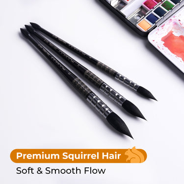 Pinceaux aquarelle professionnels Fuumuui avec poils d'écureuil de qualité supérieure et manches noirs imprimés, conçus pour un flux doux et régulier. Présentés ici de l'ensemble de fournitures d'art Fuumuui de 6 pièces, avec une palette d'aquarelle en arrière-plan.