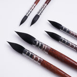 Set di pennelli a punta tonda in pelo di scoiattolo naturale FUUMUUI da 6 pezzi, un primo piano delle forniture artistiche premium con setole morbide e appuntite in pelo di scoiattolo nero, eleganti manici in legno texturizzato e ghiere metalliche lucide, perfette per la pittura ad acquerello.