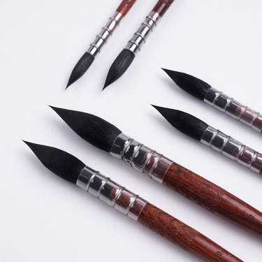 Ensemble de 6 pinceaux à lavis en poils d'écureuil naturels FUUMUUI, un gros plan des fournitures d'art de qualité supérieure avec des poils d'écureuil noirs doux et pointus, d'élégants manches en bois texturé et des viroles métalliques élégantes, parfait pour la peinture à l'aquarelle.