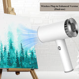 Souffleur d'art à double mode Fuumuui, un sèche-cheveux de voyage sans fil et petit, séchant une peinture à l'aquarelle sur un chevalet.