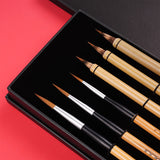 Fuumuui Art Supplies Aquarellpinsel mit einer Mischung aus natürlichem Wiesel- & Kaninchenhaar, kurzen Spitzen für Präzision und Kontrolle, ordentlich in einer schwarzen Präsentationsbox angeordnet.