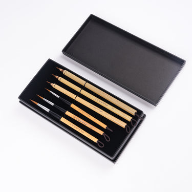 Fuumuui Aquarellpinsel-Set mit einer Mischung aus natürlichem Wiesel- & Kaninchenhaar und kurzen Spitzen für Präzision und Kontrolle, präsentiert in einer eleganten schwarzen Box. Fuumuui Art Supplies.