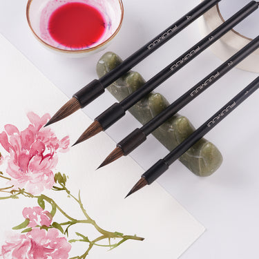 Fuumuui Eichhörnchenhaar Kalligraphie Pinsel Set mit 4 Stück, mit handpolierten Rosenholzgriffen und robusten, flachen Enden, ausgestellt mit einem floralen Aquarellgemälde und roter Tinte. Premium Fuumuui Art Supplies.