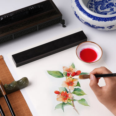 Fuumuui professionelle Kalligraphiepinsel malen lebendige Aquarellblumen mit roter Tinte, umgeben von einem Tuschstein und einem traditionellen Drachenwassertopf für die Tuschemalerei.