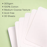 Fuumuui - Blocco per acquerello 5.5x5.5 pollici che mostra una pila a ventaglio di fogli di carta da 300gsm, 100% cotone, pressata a freddo, a grana medio-grossa, senza acidi (30 fogli) su uno sfondo verde.