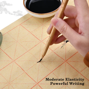 Fuumuui Chinesischer Kalligraphie-Wolfpinsel, der von einer Hand gehalten wird und Tinte auf Rasterpapier aufträgt, was seine moderate Elastizität und sein kraftvolles Schreiben zeigt.