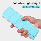 Fuumuui 24-Farben Aquarellfarben-Set in einem kompakten hellblauen Koffer, der von einer Hand gehalten wird und sein faltbares, leichtes und einfach zu transportierendes Design hervorhebt.