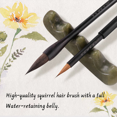 Pinceaux d'art Fuumuui en poils d'écureuil gris, dotés de pointes souples et d'une forte rétention d'eau pour l'aquarelle, reposant sur un support à pinceaux.