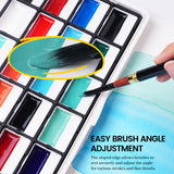 Forniture artistiche Fuumuui Set di colori opachi semisolidi a 24 colori, che mostra un pennello che carica vernice verde acqua vibrante da un godet inclinato, dimostrando la facile funzione di regolazione dell'angolo del pennello per i dettagli fini.