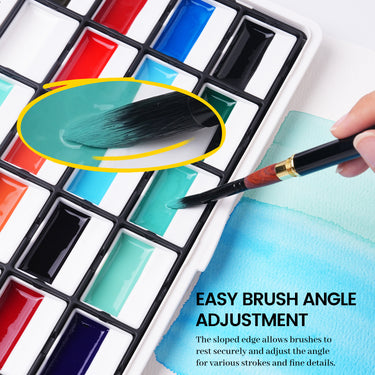 Forniture artistiche Fuumuui Set di colori opachi semisolidi a 24 colori, che mostra un pennello che carica vernice verde acqua vibrante da un godet inclinato, dimostrando la facile funzione di regolazione dell'angolo del pennello per i dettagli fini.