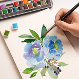 Fuumuui Kolinsky Pinsel wird vom Künstler verwendet, um ein detailliertes Aquarell-Blumendesign zu malen, das Präzision, Sprungkraft und Kontrolle hervorhebt.