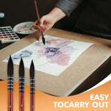 Pennelli professionali per acquerello Fuumuui utilizzati da un artista che dipinge un vivace motivo floreale, con un set di pennelli per acquerello Fuumuui 6 pezzi in pelo naturale (misure 6, 4, 2) esposto in modo ben visibile.