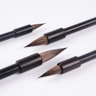 Fuumuui Eichhörnchenhaar Kalligraphie Pinsel Set mit 4 Stück, mit handpolierten Rosenholzgriffen und robustem, flachem Aufhängedesign.